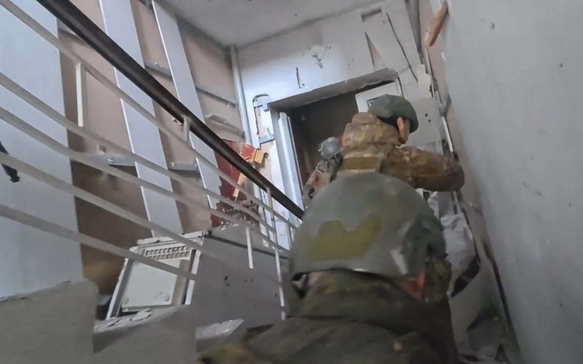 Cận cảnh lính Nga di chuyển trong Pokrovsk, truy kích lực lượng Ukraine cố thủ